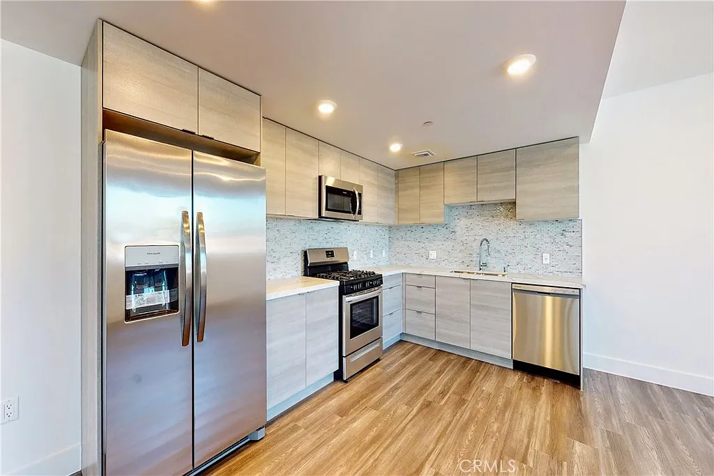 3 bed, 1650 sqft, $4,995 — Photo 4