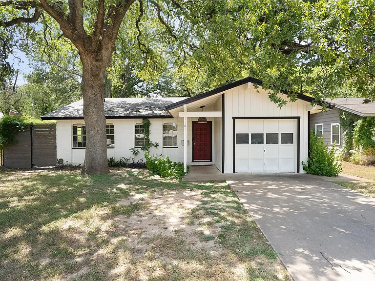 1182 Angelina St — Photo 1