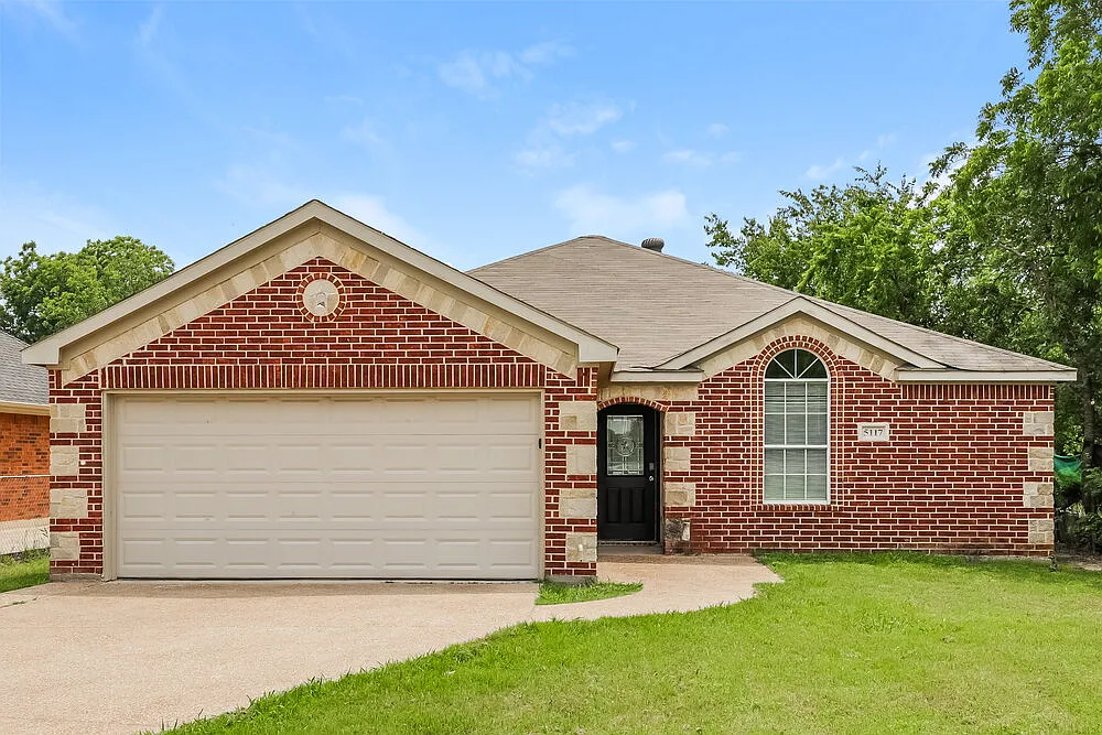 3 bed, 2.0 bath, 2400 sqft, $2,160 — Photo 1