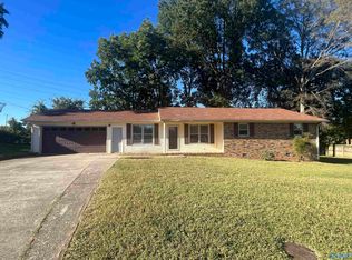 402 Wildwood Cir SW, Decatur, AL 35601