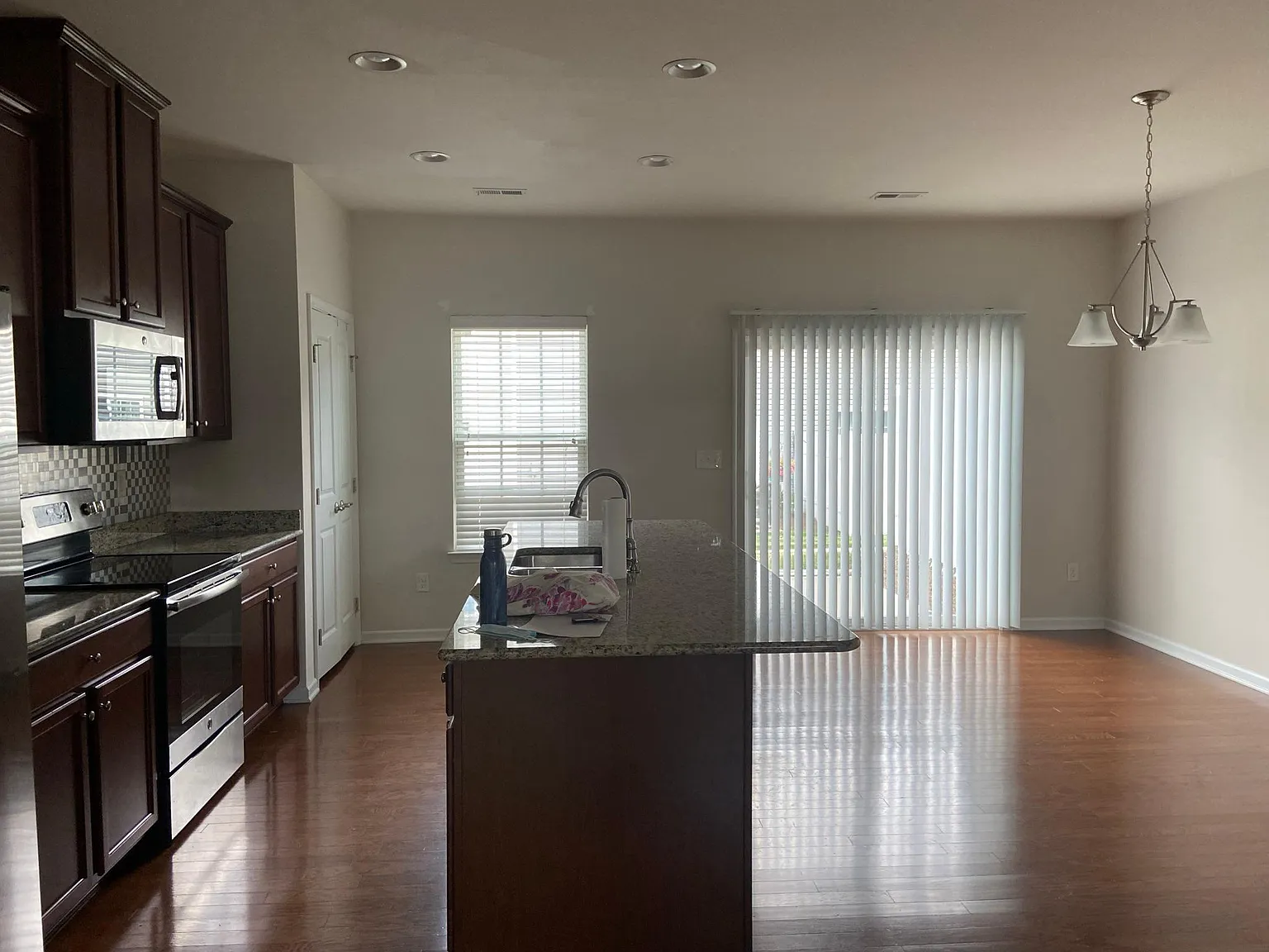 3 bed, 2.5 bath, 1445 sqft, $1,925 — Photo 3