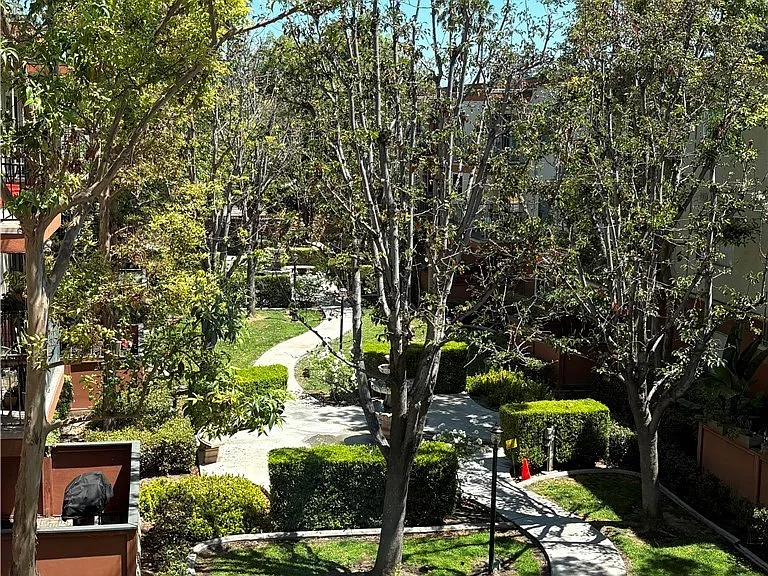 400 N Acacia Ave — Photo 22