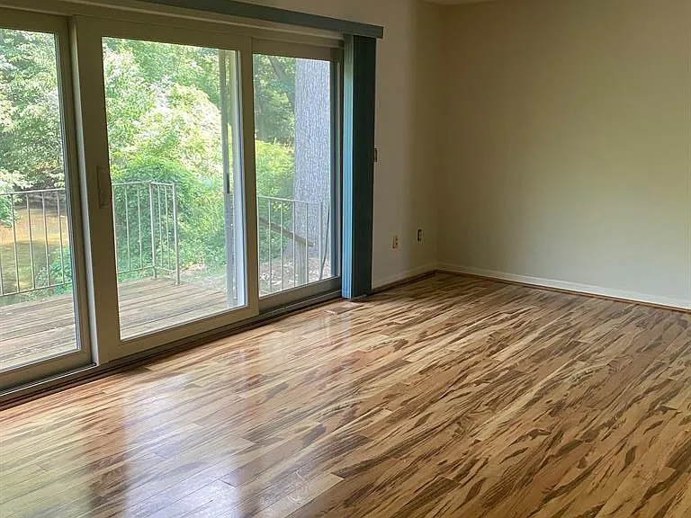 629 Oakbrook W #18 — Photo 3