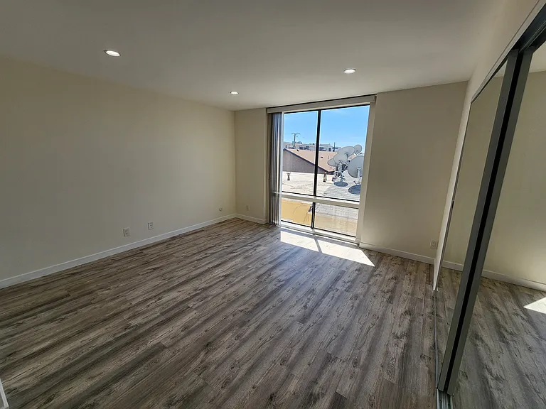 626 N Isabel St #301 — Photo 21