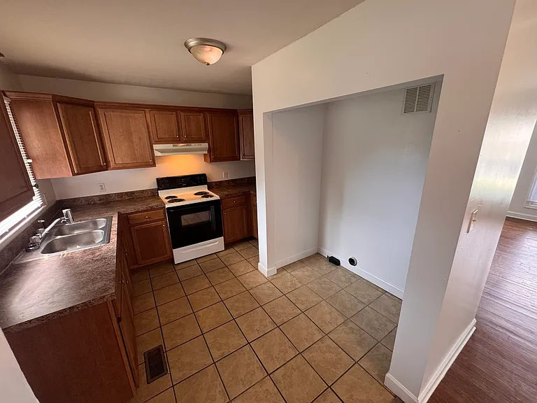 107 Lynnhaven Dr — Photo 6