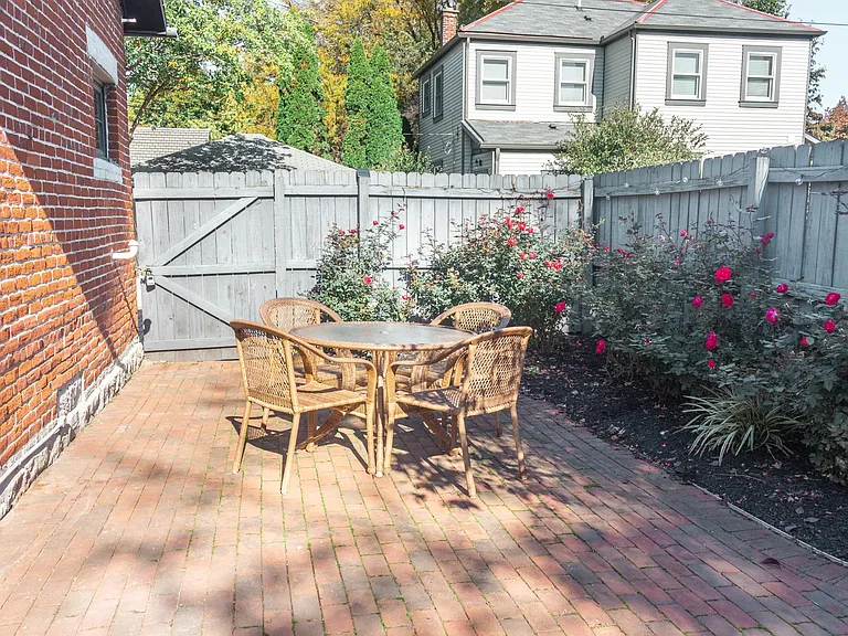 858 S Pearl St — Photo 3
