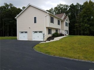 25 Country Side Ct, Middletown, NY 10941