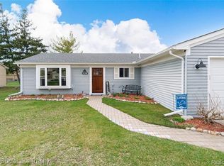 1134 Meadowood Dr, Waterford, MI