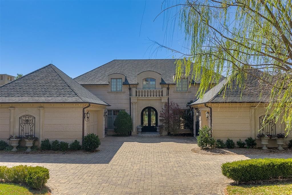 2404 NW Grand Cir — Oklahoma City Golf & Country Club