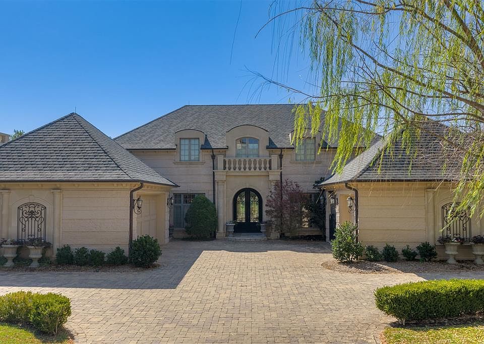 1st image of 2404 NW Grand Cir