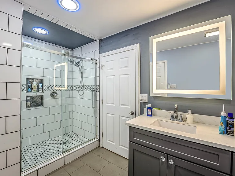 301 N Thomson Ave — Photo 22