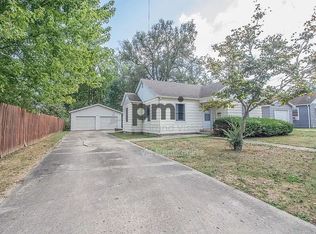 1404 S 6th St, Mattoon, IL 61938