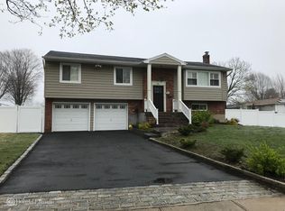 24 Heather Cres, Commack, NY 11725