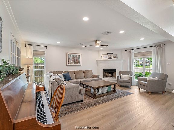 3rd image of 4107 Hunter Creek Dr