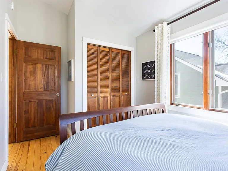 2542 Pine St — Photo 24