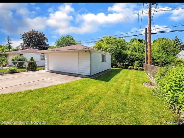18535 Audette St — Photo 20