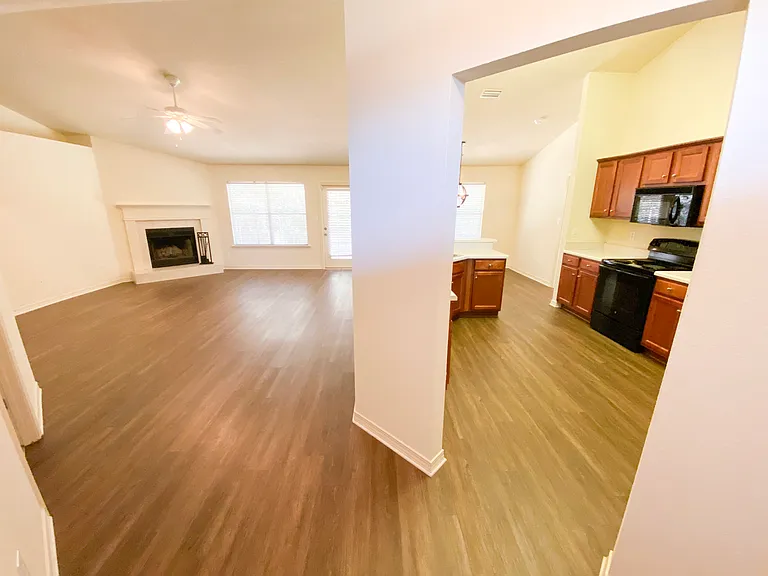 11801 Balsam Ct — Photo 3
