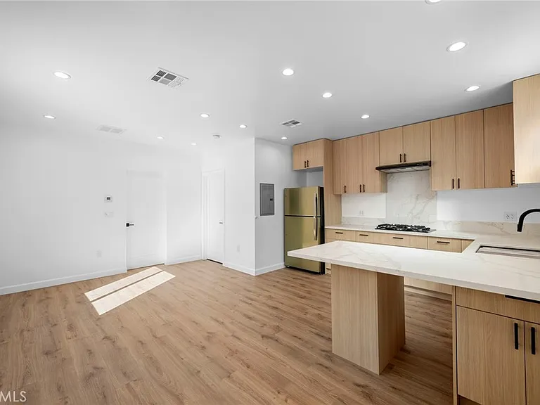 14298 Van Nuys Blvd — Photo 5