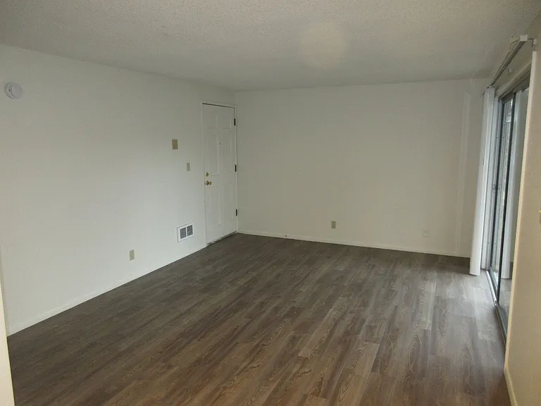 One Bedroom Apartment by Bush Park — Photo 6