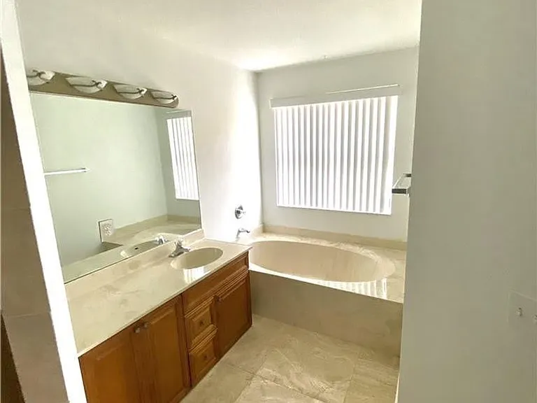 11135 NW 46th Dr — Photo 10
