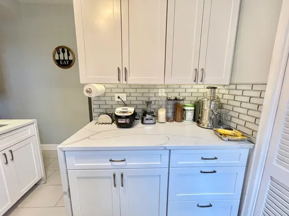 61-20 Grand Central Parkway image 4 of 13