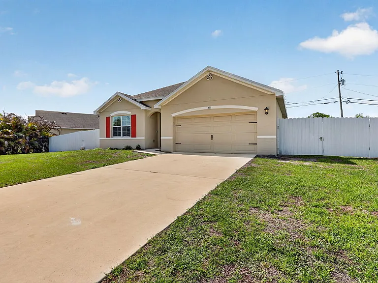 393 SW Tarra Ave — Photo 3