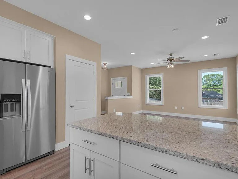 431 Adams Ave — Photo 12