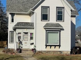 132 McHenry Ave, Crystal Lake, IL 60014