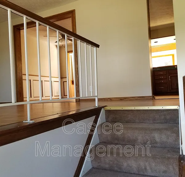 1049 Deleone Dr — Photo 2
