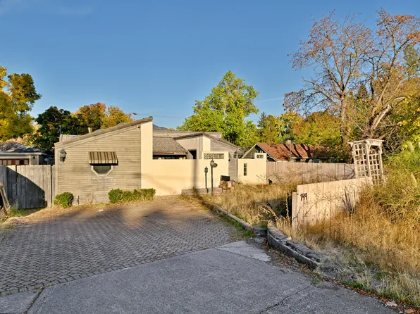 149 S Keene Way Dr, Medford, OR 97504