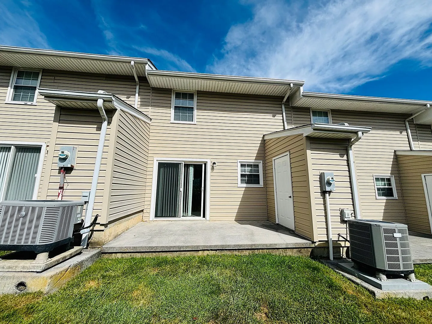 2 Bedroom, 1.5 Bath Townhouse — Photo 3