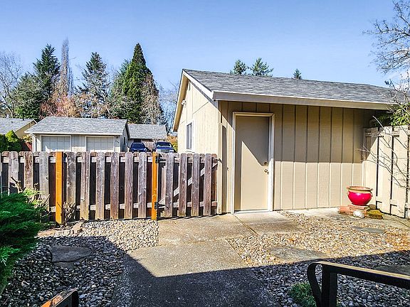 4th image of 2933 SE Blue Bird Dr