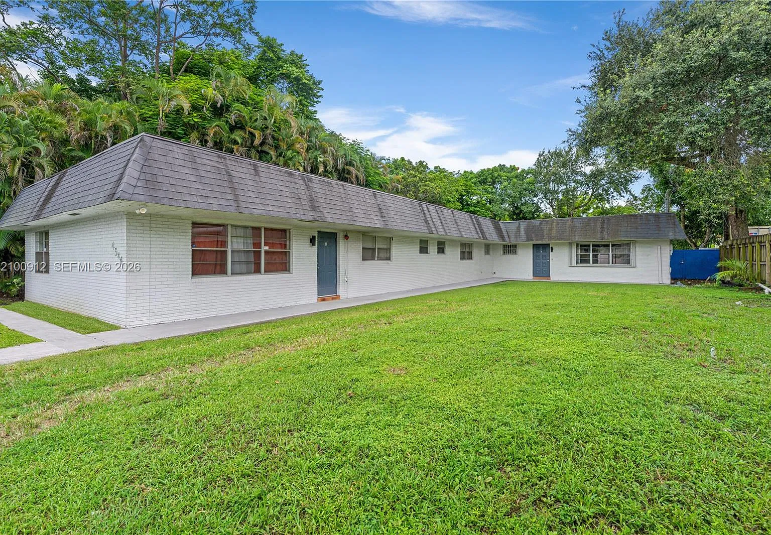 Broward Gardens — Photo 1