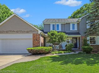 221 Bourbon Ct, Rochester Hills, MI 48307