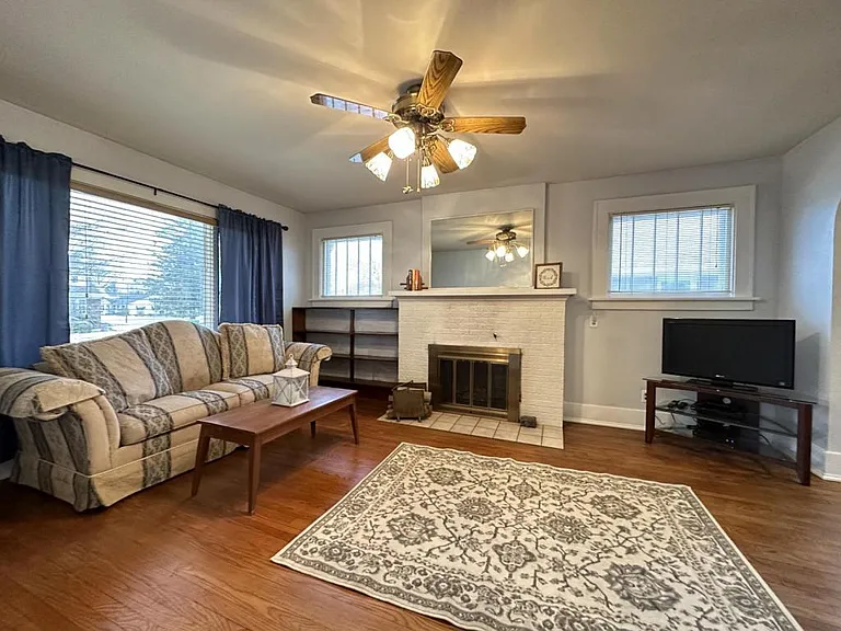 1020 Florence Ave — Photo 5