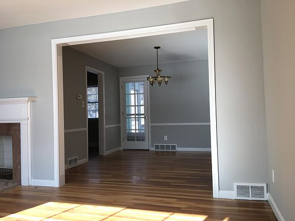 2nd image of 23219 Beachwood Blvd
