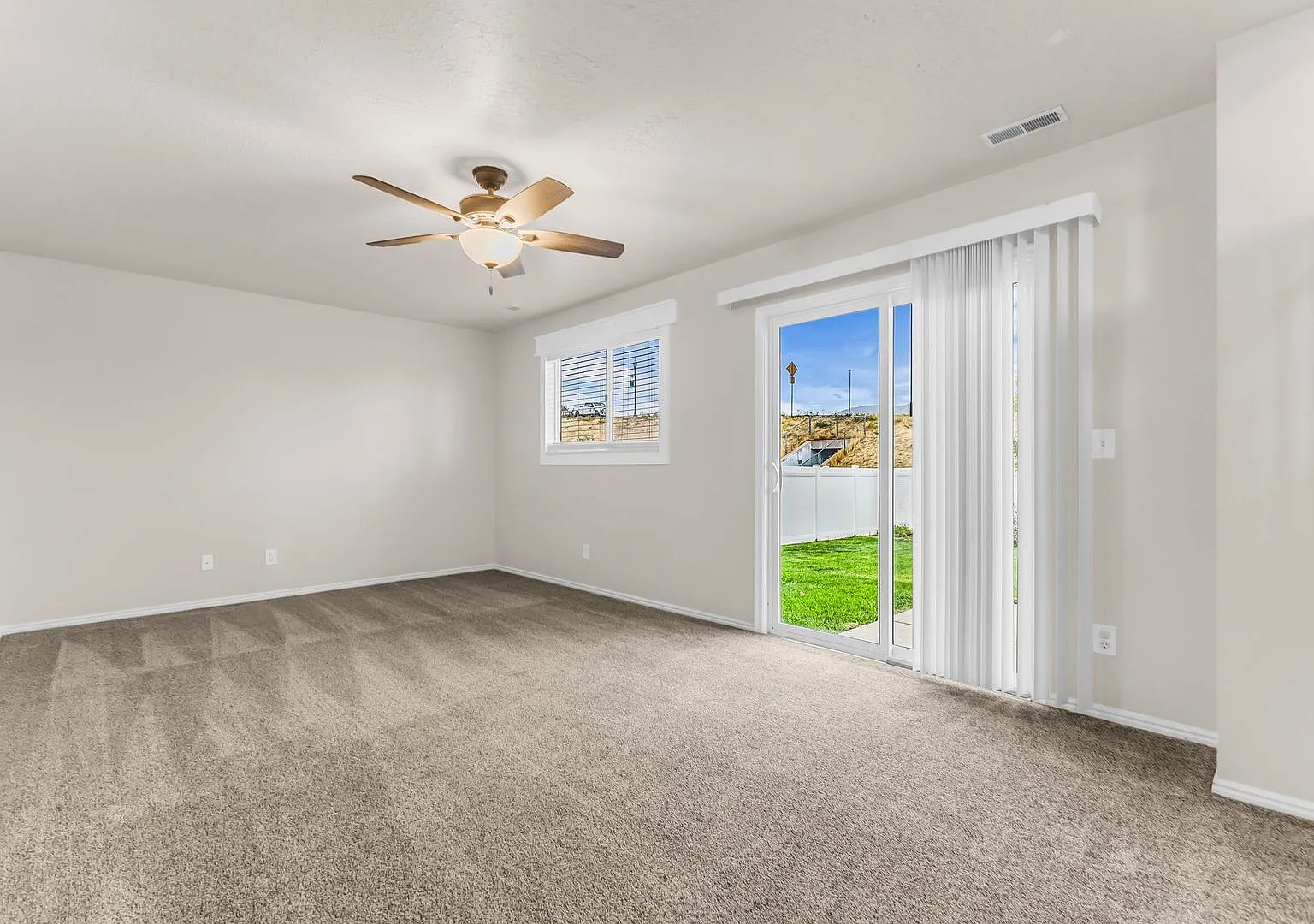 4 Bed Home with Mountain Views in Clearfield — Photo 2