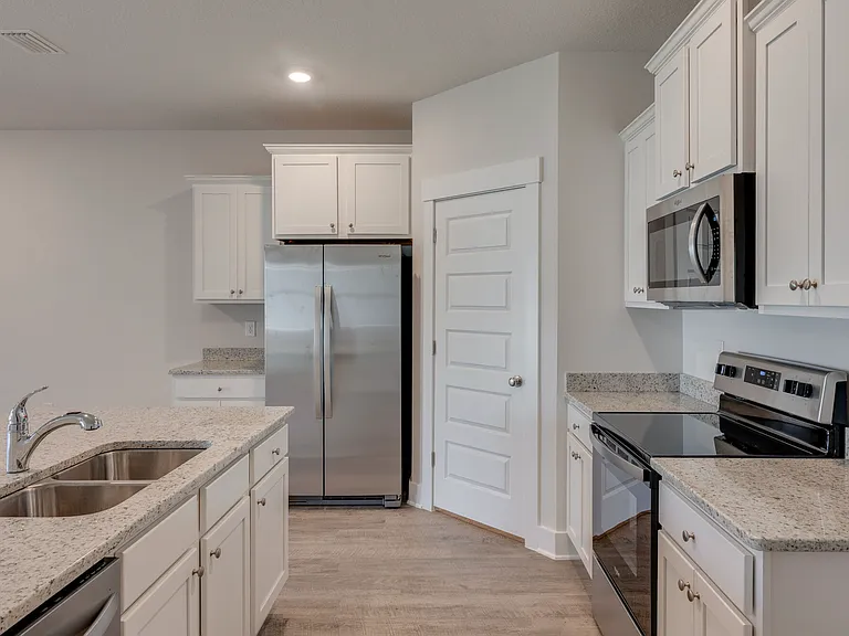 5733 Danbury Blvd — Photo 6