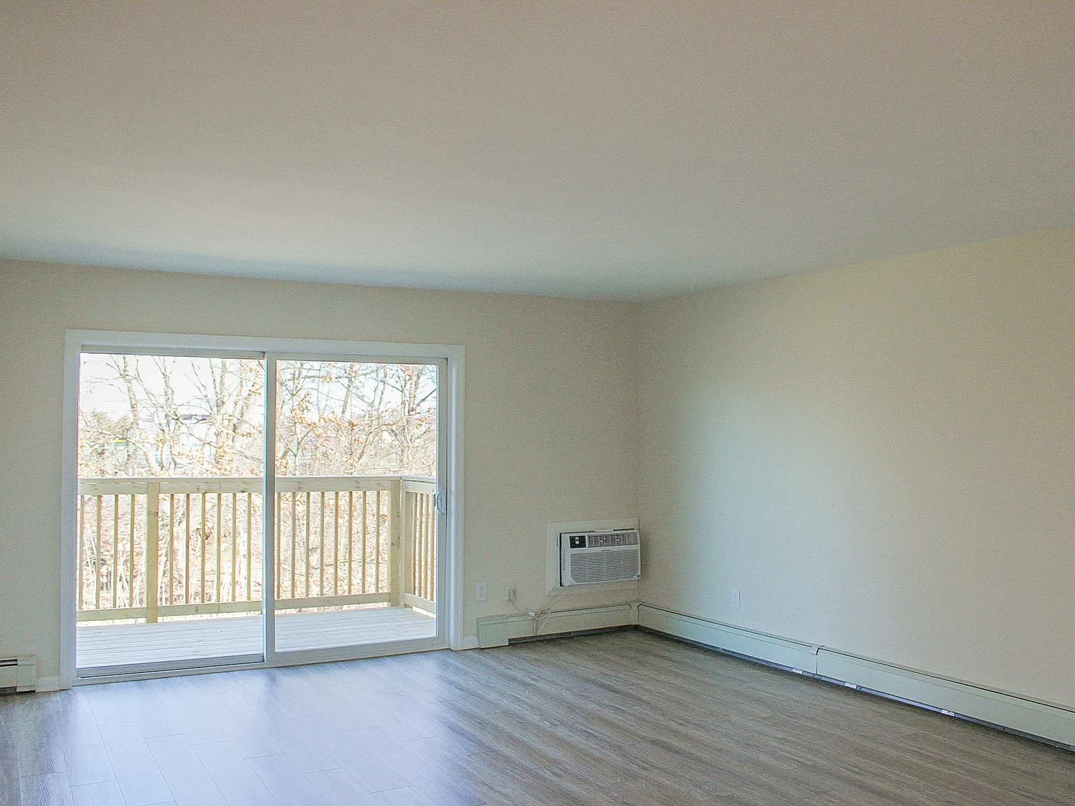 Edgewater Apartments — Photo 2