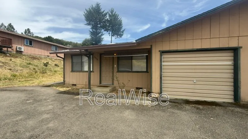 2 bed, 1.0 bath, 700 sqft, $1,250 — Photo 2