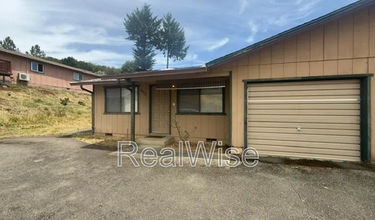1132 NE Barager Ave — Photo 2