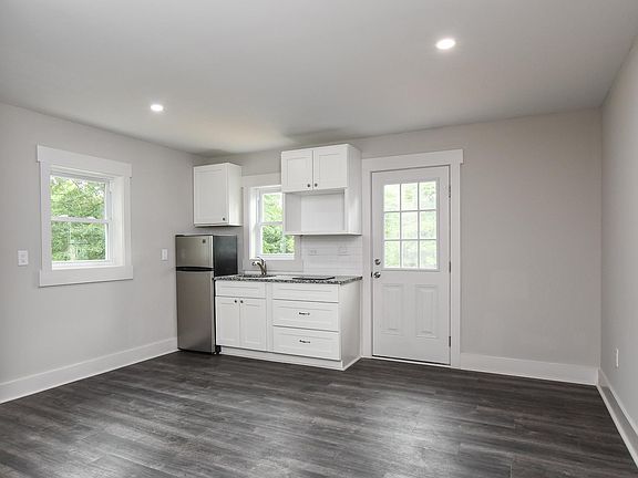 3rd image of 111 Hilltop Dr #A
