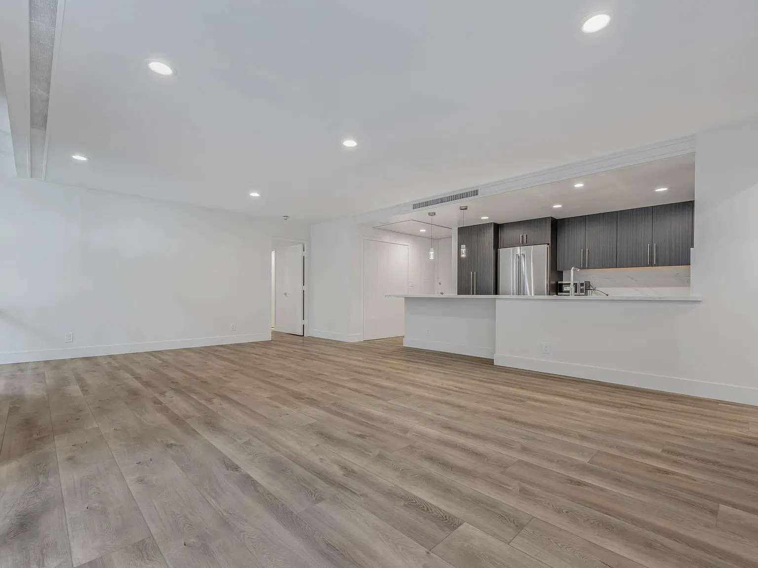 2 bed, 1097 sqft, $6,100 — Photo 3