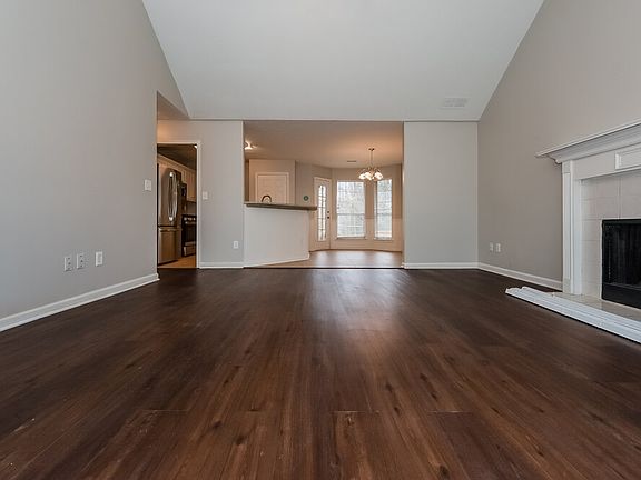 3rd image of 627 Beaver Run Trce