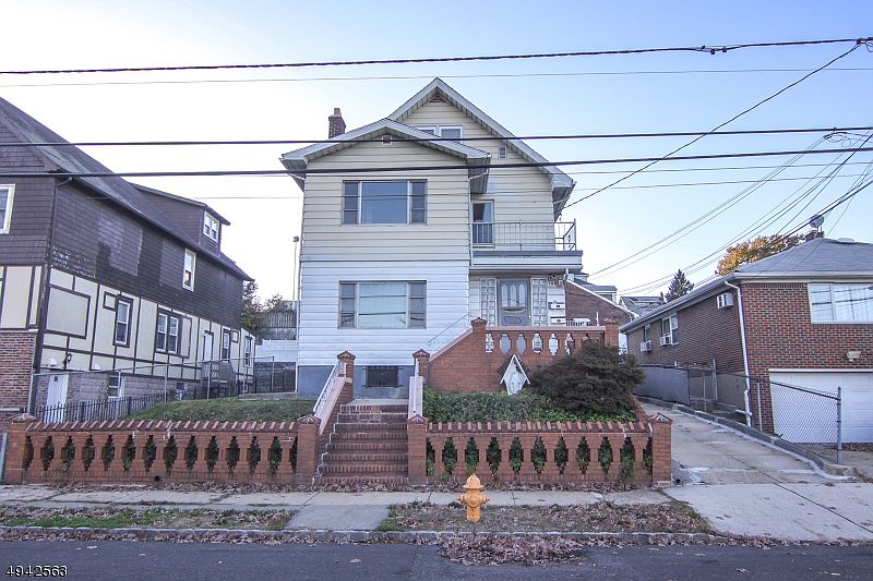 1st image of 105 New St APT 2