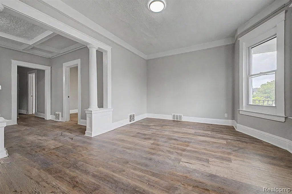 3 bed, 1.0 bath, 1083 sqft, $1,150 — Photo 4