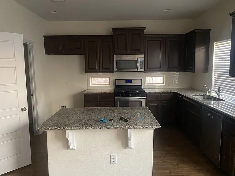 9504 Hunter Ln — Photo 3