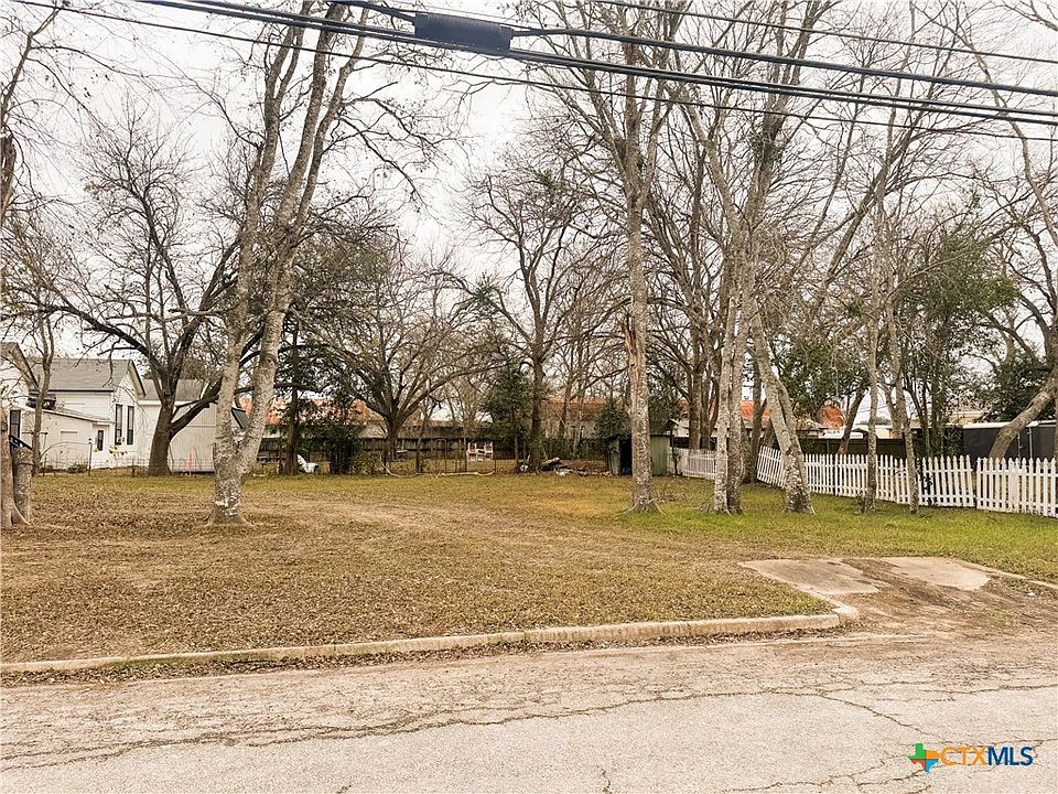1st image of E Wallace St