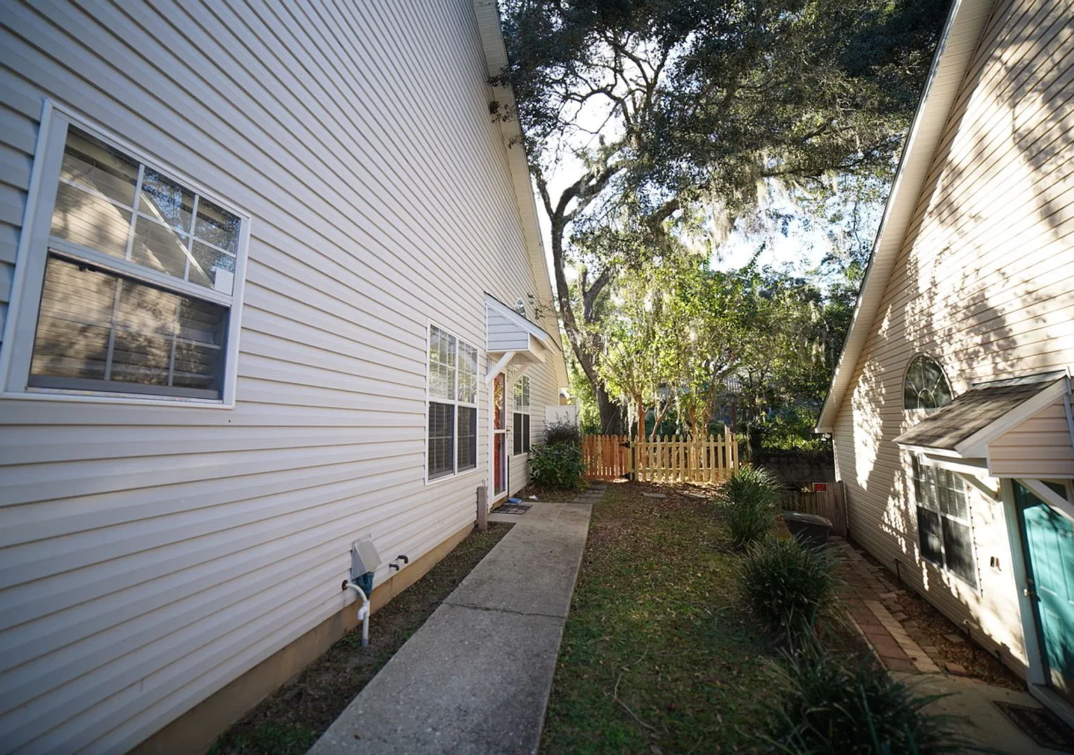 2 bed/ 2 bath w/Garage close to Everything! — Photo 2