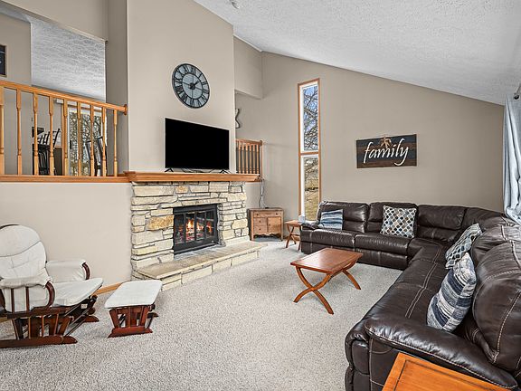 3rd image of 4590 Apple Valley Dr